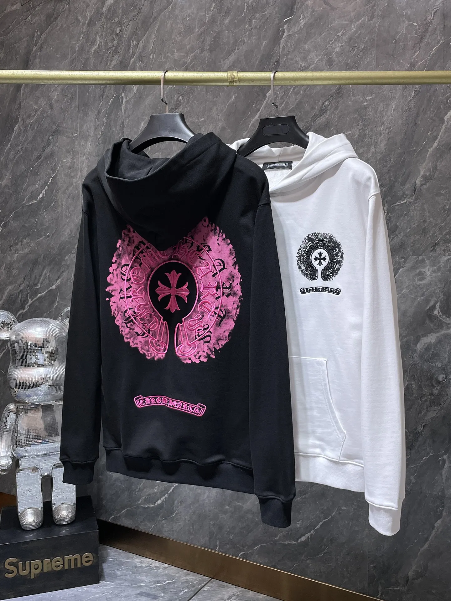 P250 Chrome Hearts Autumn and Winter 2025 Counter Synchronization Chrome Color Ghost Horseshoe Cross Embroidered Splash Ink Hat Sweatshirt Heavy Embroidery! Special stitching method. Improved customized version of 1:1 high-gram weight high-quality fabric. Recommended color: white, black. Size: S, M, L, XL